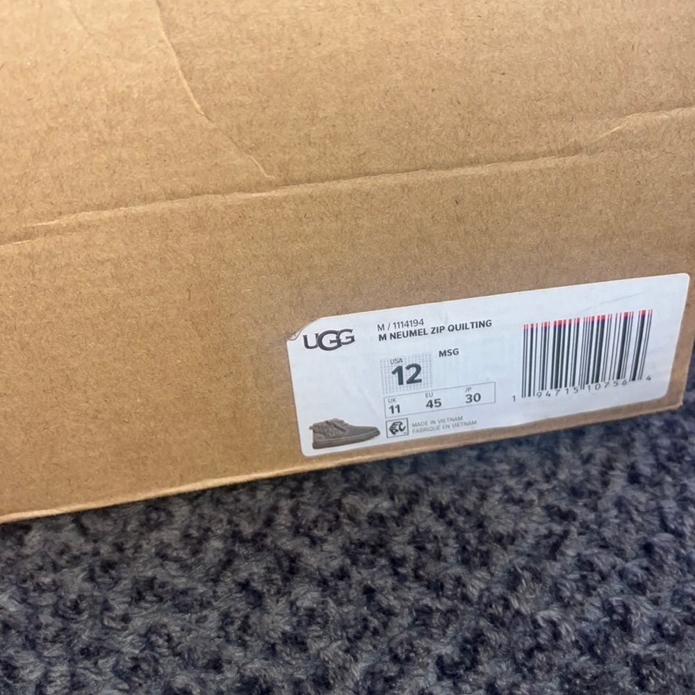 Men ugg boots worn once comes with box